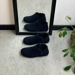 Mørkeblå filtet hjemmesko med god bredde og udtagelig indersål