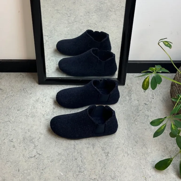 Mørkeblå filtet hjemmesko med god bredde og udtagelig indersål