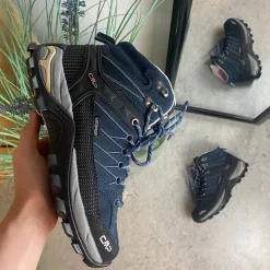 Mørkeblå vandtætte vandrestøvler fra CMP med pink detaljer.