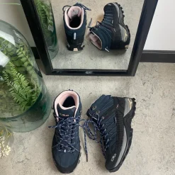 Mørkeblå vandtætte vandrestøvler fra CMP med pink detaljer.