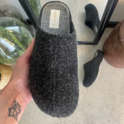 Mørkegrå filthjemmesko - som giver dig komfort og varme