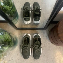 Mørkegrøn åndbar sko fra Endurance med effektiv stødabsorbering