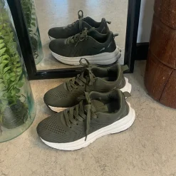 Mørkegrøn åndbar sko fra Endurance med effektiv stødabsorbering