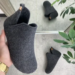 Mørkgrå filtet hjemmesko med højt skaft