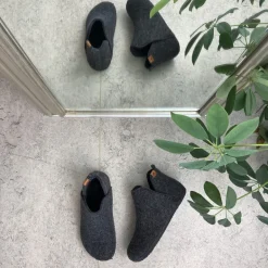 Mørkgrå filtet hjemmesko med højt skaft