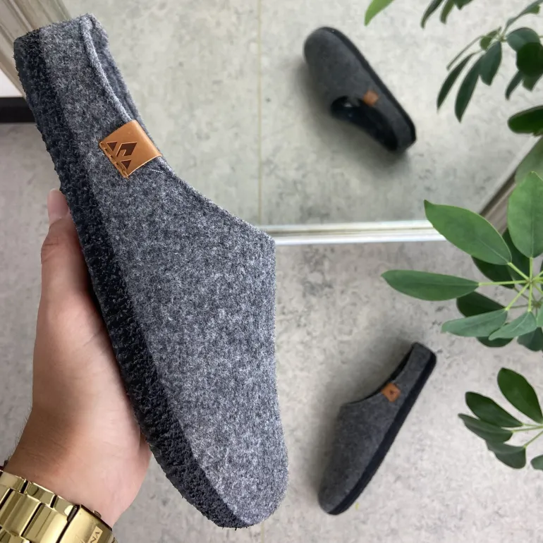 Mørkgrå filtet hjemmesko med svangstøtte