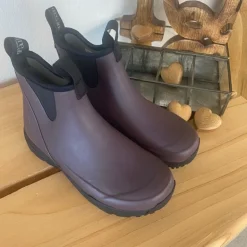 Mørklilla gummistøvle med svangstøtte fra Green Comfort.