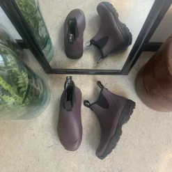 Mørklilla gummistøvle med svangstøtte fra Green Comfort.