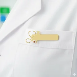 Navneskilt i guldfarvet stål – elegant og personligt valg til sundhedspersonale