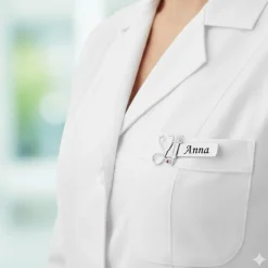 Navneskilt i sølvfarvet stål – unikt og professionelt valg til sundhedspersonale