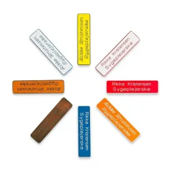 Navneskilt til kitlen, firkantet med afrundede kanter med nål