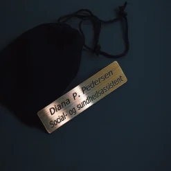 Navneskilt til kitlen, firkantet med afrundede kanter med nål