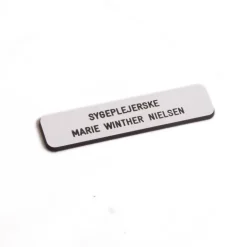 Navneskilt til kitlen, firkantet med afrundede kanter med nål