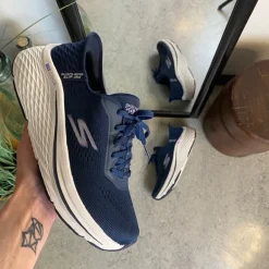 Navy Slip-ins fra Skechers med snørre og Max Cushion bund