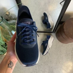 Navy Slip-ins fra Skechers med snørre og Max Cushion bund