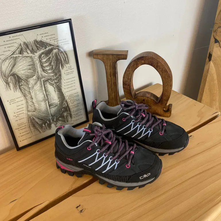 Navy vandtæt vandresko fra CMP med flotte detaljer