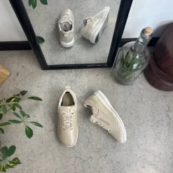 Åndbar beige sneakers fra Green Comfort