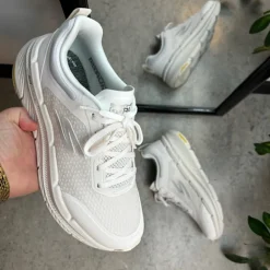 Åndbar hvid MaxCushioning sko fra Skechers