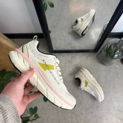 Åndbare Endurance Comfortfit sneakers med rosa detaljer