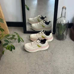 Åndbare Endurance Comfortfit sneakers med rosa detaljer