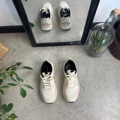 Åndbare Endurance Comfortfit sneakers med rosa detaljer