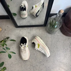 Åndbare Endurance Comfortfit sneakers med rosa detaljer