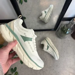 Åndbare Endurance Comfortfit sneakers med grønne detaljer