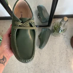 Olivengrønne skindsko med gængesål og svangstøtte