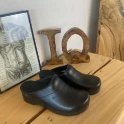 Praktisk sort Sanita træsko