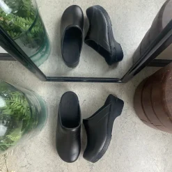 Praktisk sort Sanita træsko