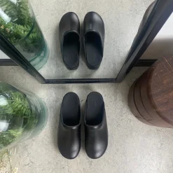 Praktisk sort Sanita træsko