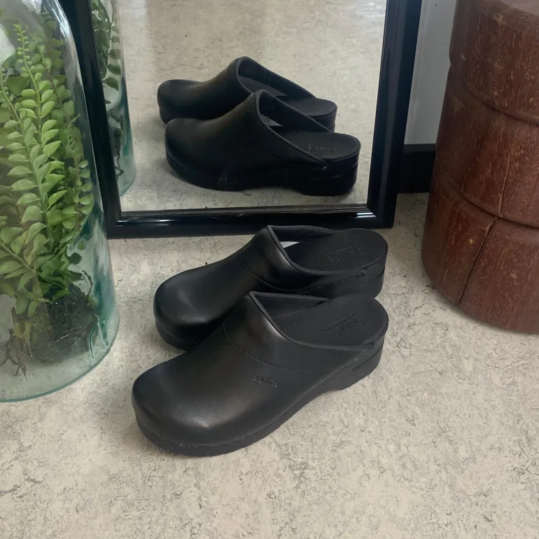 Praktisk sort Sanita træsko