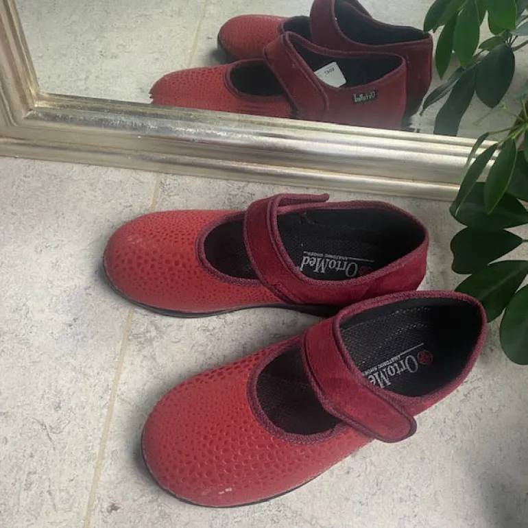 Rød ballerina med velcro og god plads