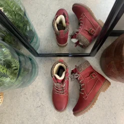 Rød damestøvle med snørebånd, lynlås og varmt for – dekorativ spænde og TPR-sål