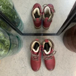 Rød damestøvle med snørebånd, lynlås og varmt for – dekorativ spænde og TPR-sål