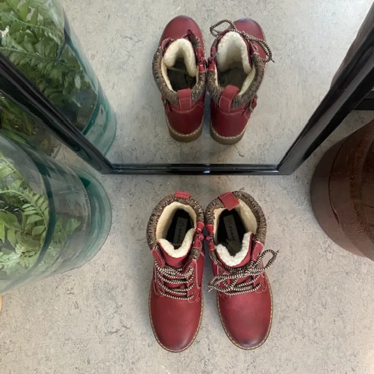 Rød damestøvle med snørebånd, lynlås og varmt for – dekorativ spænde og TPR-sål