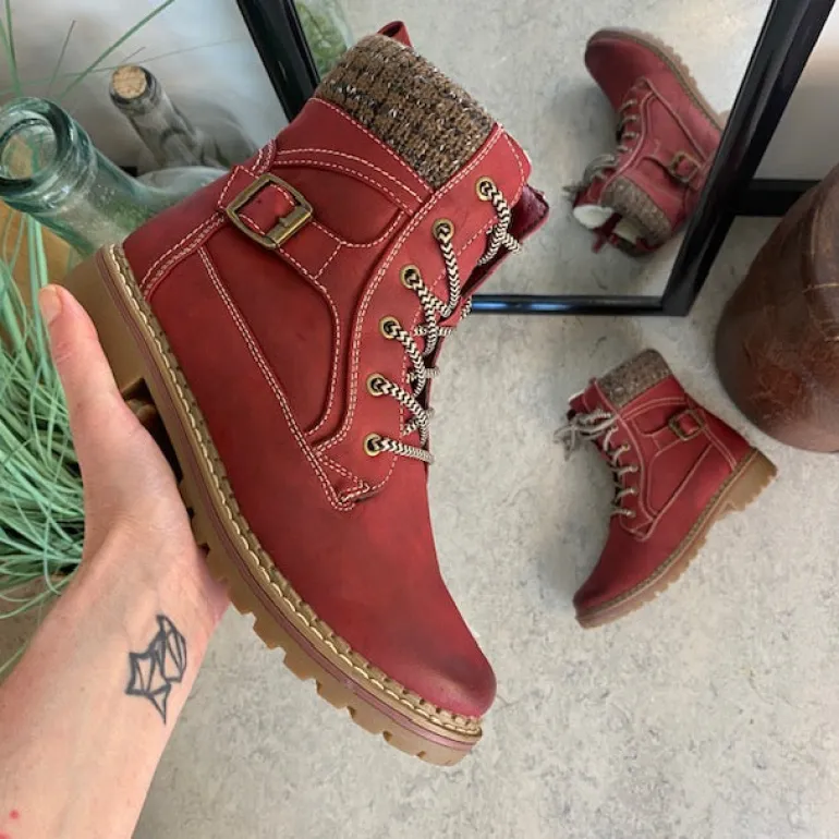 Rød damestøvle med snørebånd, lynlås og varmt for – dekorativ spænde og TPR-sål