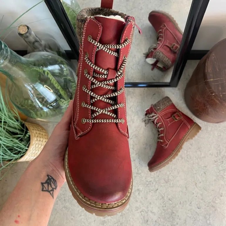 Rød damestøvle med snørebånd, lynlås og varmt for – dekorativ spænde og TPR-sål