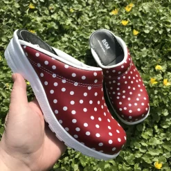 Rød træsko med polkaprikker uden kap