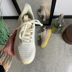 Råhvide letvægtssko med rosa Nonslip ydersål