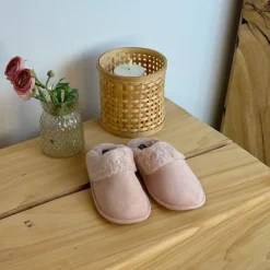 Rosa hjemmesko med synlig pelskant