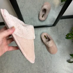 Rosa hjemmesko med synlig pelskant