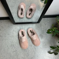 Rosa hjemmesko med synlig pelskant