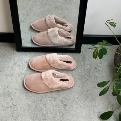 Rosa hjemmesko med synlig pelskant