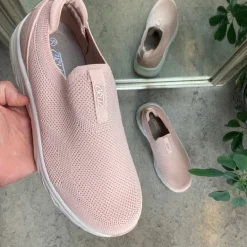 Rosa slip on sko fra Cruz med god bredde