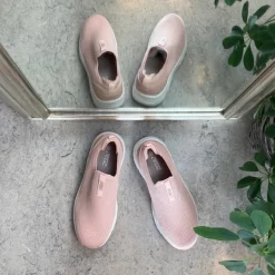 Rosa slip on sko fra Cruz med god bredde