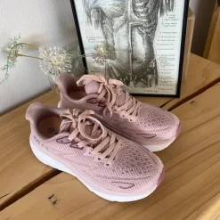 Rosa sneakers med åndbar overdel