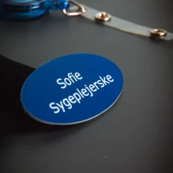 Rundt navneskilt med magnet