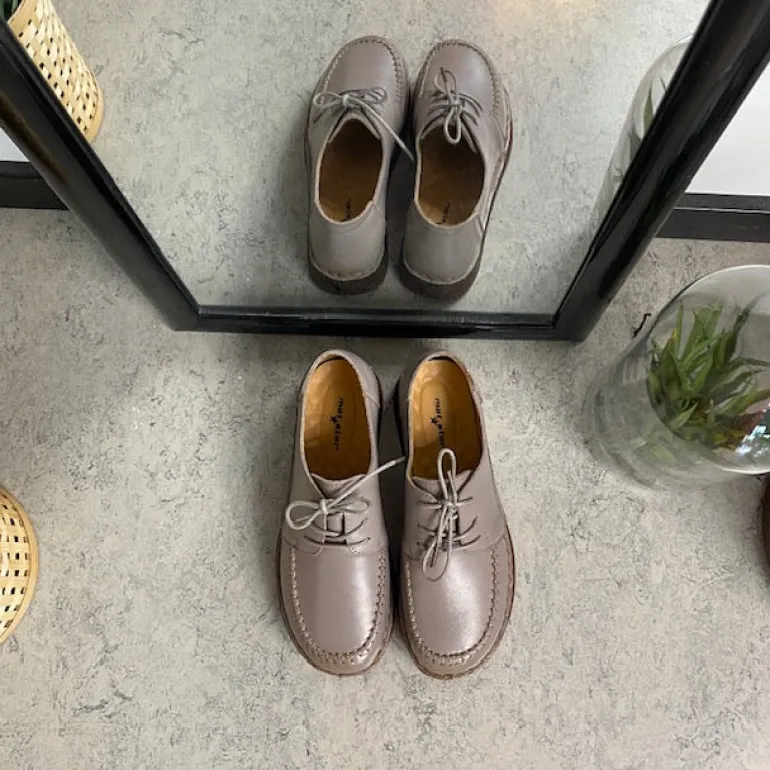 Sandfarvet snøresko i læder med god stødabsorbering.