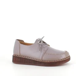 Sandfarvet snøresko i læder med god stødabsorbering.